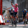 Cort saluta Craddock e il direttore sportivo dopo la terza vittoria di tappa alla Vuelta a España